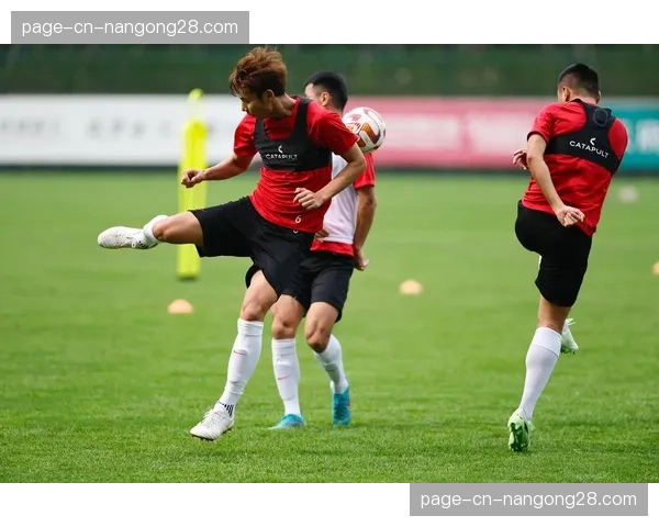 特写:比赛结束哨响,南通支云老将汪嵩安慰泪洒赛场的年轻队友 特写:比赛结束哨响,南通支云老将汪嵩安慰泪洒赛场的年轻队友