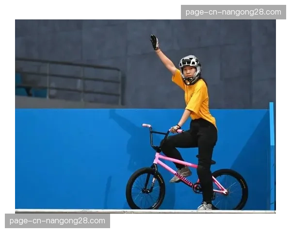 “独臂飞人”：伤残军人出身的BMX车手赢得国家锦标赛席位